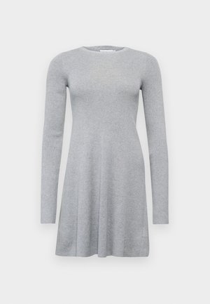 Γκρι φόρεμα με μακριά μανίκια και ριγέ υφή, στρογγυλή λαιμόκοψη και ρέον σχήμα Α-line. Απλός σχεδιασμός, χωρίς ορατά μοτίβα ή διακοσμήσεις.