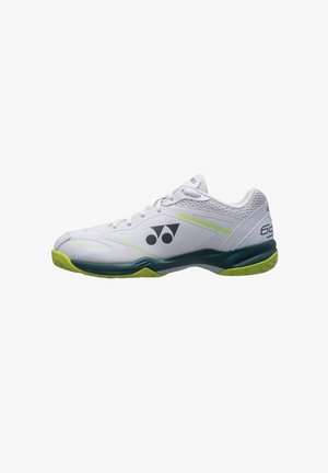 Scarpa sportiva bassa bianca e verde con logo nero, collo in mesh e numero "65" sul tallone, progettata per utilizzo su campo indoor.