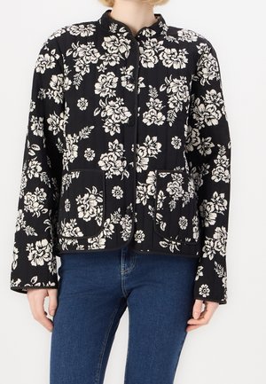 Černá bunda s květinovým vzorem, vyrobená z látky s hladkou texturou. Má kulatý límec, zapínání na knoflíky a dvě přední kapsy.