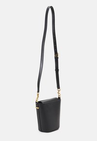 Černá kožená crossbody taška se strukturovaným designem. Má dlouhý nastavitelný popruh a zlaté kovové akcenty.