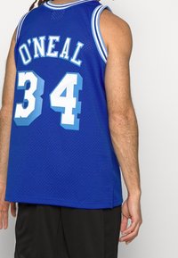 Maglia da basket blu in tessuto rete, con bordature bianche e lettere audaci che riportano "O'Neal" e "34" sulla schiena.