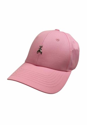 Cappellino da baseball rosa con una piccola spilla argentata a forma di insetto fissata al pannello frontale, isolato su uno sfondo bianco.