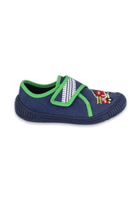Blaue Denim-Slipper mit grünem Rand und Klettverschluss, die ein Reifenprofil-Design und einen bunten, gestickten Feuerwehrauto an der Seite aufweisen.