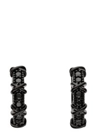 Schwarze Ohrringe mit einem gedrehten Design und glatten sowie strukturierten Oberflächen, akzentuiert durch kleine facettierte Elemente für zusätzliche Details.