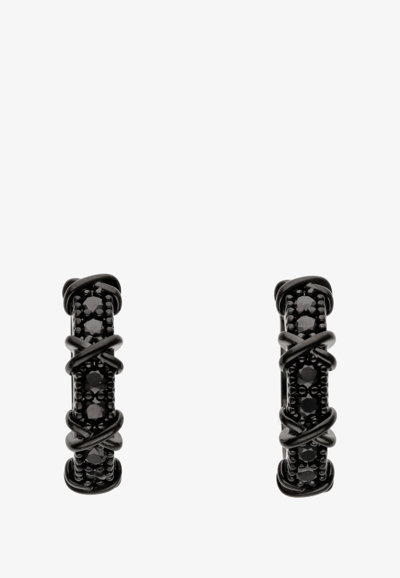 Schwarze Ohrringe mit einem gedrehten Design und glatten sowie strukturierten Oberflächen, akzentuiert durch kleine facettierte Elemente für zusätzliche Details.