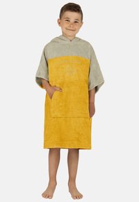 Hooded Handtuch-Poncho aus grauem und gelbem Frottee, mit einer Fronttasche und Logo-Details. Weiche Textur, lässiges Design.