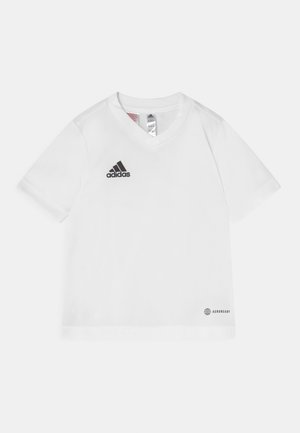 Jersey blanco de manga corta con cuello en V, que presenta el logotipo negro de Adidas y una etiqueta Aeroready en el dobladillo, hecho de tejido ligero.