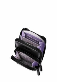 Černá kožená peněženka se zipovým uzávěrem, vybavená fialovými vnitřními přihrádkami na karty a hotovost, představující elegantní design a funkční uspořádání.