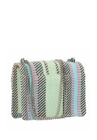 Bolso de mano tejido con un patrón a rayas en verde, azul, rojo y negro. Presenta una correa de cadena plateada y una forma rectangular.