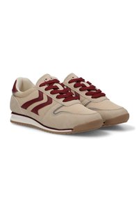 Zapatillas de ante beige con acentos en burdeos, que cuentan con una parte superior texturizada, rayas en contraste, cordones redondos y una mediasuela blanca.