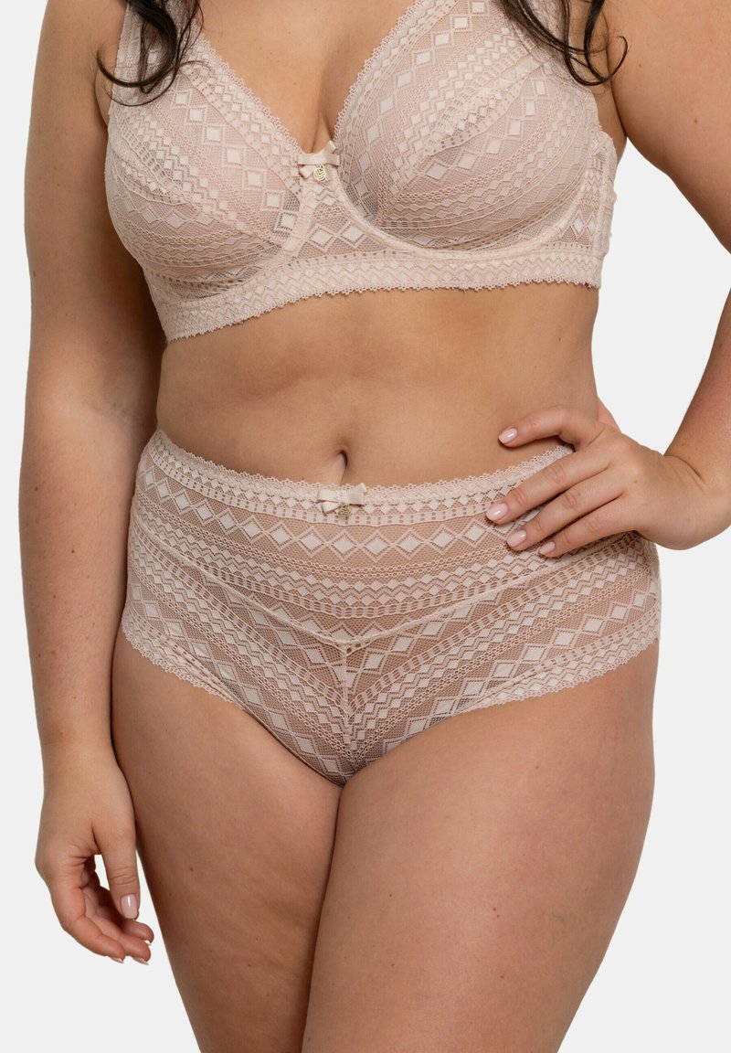 Ensemble composé d'un soutien-gorge en dentelle et d'une culotte taille haute en beige clair avec un motif en losanges, des bords festonnés et un petit nœud au centre avant.