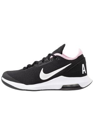 Baskets Nike en noir et blanc avec bordure rose, semelle à coussin d'air et lettre « A » sur le talon, vues de côté.