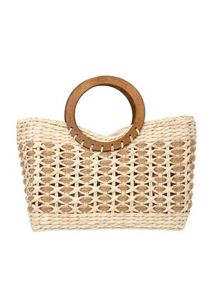 Håndvævet stråtaske med beige og brune mønstre samt runde træhåndtag placeret midt på toppen mod en hvid baggrund.