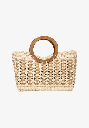 Gevlochten strohandtas met beige en bruine patronen en ronde houten handvaten, gecentreerd bovenaan tegen een witte achtergrond.