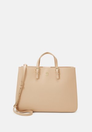 Sac à main en cuir beige avec deux poignées supérieures et une bandoulière amovible. Caractéristiques en métal doré et une forme rectangulaire structurée.