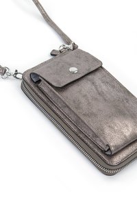 Borsa a tracolla grigia metallica realizzata in materiale testurizzato. Presenta una chiusura a bottone a pressione, una cerniera e una tracolla regolabile. Design compatto.