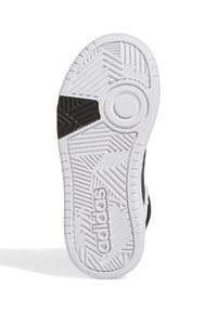 Czarno-biała podeszwa sportowego buta z teksturowanym wzorem Grip, logo Adidas i okrągłym akcentem na białym tle.