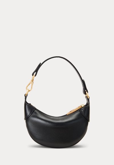 Pequeño bolso de mano negro de cuero con correa corta y cierres metálicos dorados sobre un fondo claro.