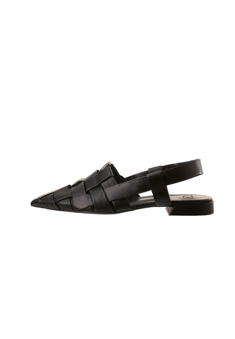 Czarne buty typu slingback z ostro zakończonym noskiem, plecionym skórzanym wzorem, płaskim obcasem i elastycznym paskiem dla lepszego dopasowania. Tekstura jest gładka i elegancka.
