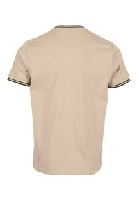 T-shirt beige a maniche corte con scollo rotondo, caratterizzata da accenti a strisce nere sulle maniche e una texture liscia e morbida.