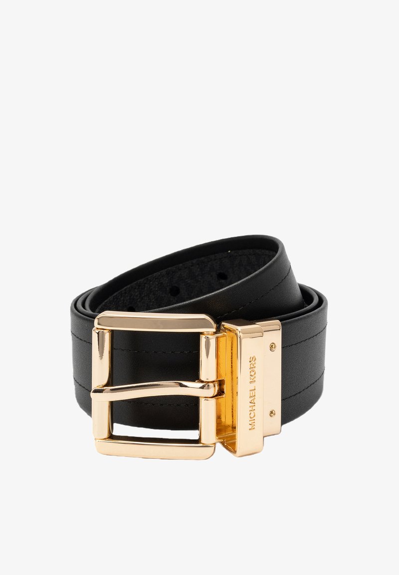 Ceinture en cuir noir avec boucle en métal doré. La boucle présente un design rectangulaire et le nom de la marque gravé sur le côté. Texture lisse.