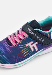 Marinblå sportskor med ett flerfärgat prickmönster, rosa snören och ett svart band med "TOM TAILOR". Lättviktig design med mesh-detaljer.