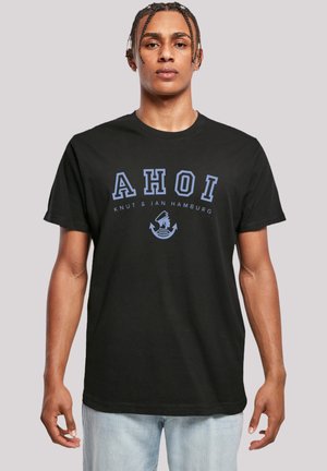 Schwarzes Baumwoll-T-Shirt mit dem Aufdruck "AHOI" in fetter blauer Schrift, Rundhalsausschnitt, kurzen Ärmeln und einem grafischen Anker-Motiv.