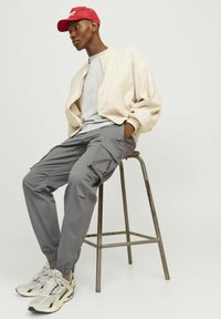 Jack & Jones JPSTKANE JJNOAH  szary