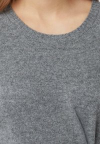 Szary dzianinowy sweter z okrągłym dekoltem, charakteryzujący się miękką fakturą i subtelnymi odcieniami na całej powierzchni materiału.