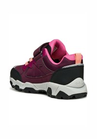 Scarpa da trekking viola con accenti rosa, materiali in rete e sintetici, cinturino in Velcro, colletto imbottito e suola a contrasto nera e bianca.