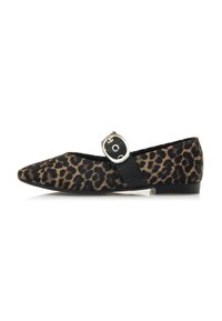 Scarpe flat con stampa leopardata, punta affusolata, cinturino nero e accento di fibbia argentata. La texture è morbida, con un tacco basso per facilitarne l'indossamento.