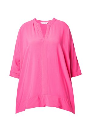 Roze, losvallende top met een v-hals en driekwartmouwen. Glad, lichtgewicht stof. Hoog-lage zoom met zijsplitten voor gemakkelijke beweging.