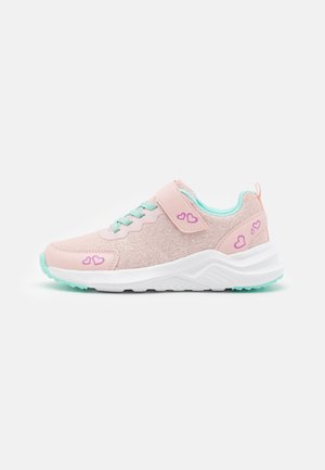 Pink und türkisfarbener Kindersneaker mit Klettverschluss, lila Herzdesigns und weißer Sohle, von der Seite auf weißem Hintergrund gezeigt.