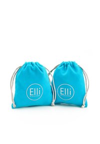 To små snørebåndsstropper lavet af blødt turkist stof med lukkesnore i sølv, som har et cirkulært logo med "Elli by Julie & Grace."