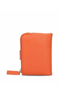 Compact oranje leren portemonnee met een zilveren rits en bijpassende leren trekknop op een witte achtergrond.