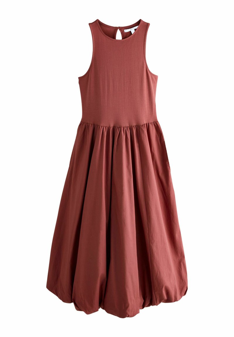 Vestido sin mangas de color óxido con un torso ajustado, cintura fruncida y falda acampanada, que presenta un detalle en forma de llave en la parte posterior. Fabricado en una tela suave.