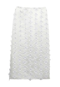 Falda lápiz blanca hecha de una tela texturizada, cubierta con aplicaciones de flores blancas y pequeños acentos de gemas, con un corte recto y una abertura lateral.