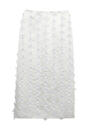 Biała spódnica ołówkowa z teksturowanej tkaniny, pokryta białymi aplikacjami w kształcie kwiatów i małymi akcentami z kamieni, o prostym kroju i rozcięciu po boku.