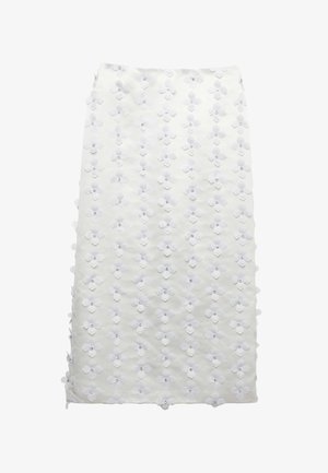 Falda lápiz blanca hecha de una tela texturizada, cubierta con aplicaciones de flores blancas y pequeños acentos de gemas, con un corte recto y una abertura lateral.