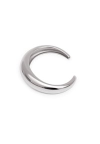 Silberner Metallarmreif mit einem glatten, geschwungenen Design. Verfügt über eine polierte Oberfläche, offene Enden und einen minimalistischen Stil.
