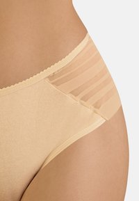 Beige damesonderbroek van zacht katoen met een doorschijnend gaas en horizontale strepen, met een geschulpte rand.