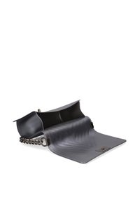 Borsa strutturata grigia in pelle liscia con tracolla a catena, caratterizzata da un design elegante e piegato, con un accento testurizzato vicino alla base.