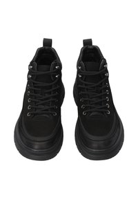 Schwarze High-Top-Schuhe aus einer Mischung aus Wildleder und synthetischen Materialien, mit Schnürdesign, gepolstertem Kragen und strukturiertem Gummisohle.