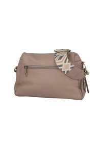 Bolso de cuero en tono taupe suave con un acabado texturizado, que presenta una correa de tela con un patrón y un bolsillo con cremallera en un lado.