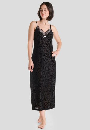 Camisón negro con estampado de leopardo, con encaje en el borde, tirantes finos y un pequeño lazo blanco en el escote. Diseño de longitud hasta el suelo.