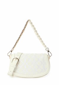 Witte schoudertas met geometrisch patroon, gestructureerd materiaal, verstelbare riem en een kettingaccent. Beschikt over een klep-sluiting en gouden hardware.