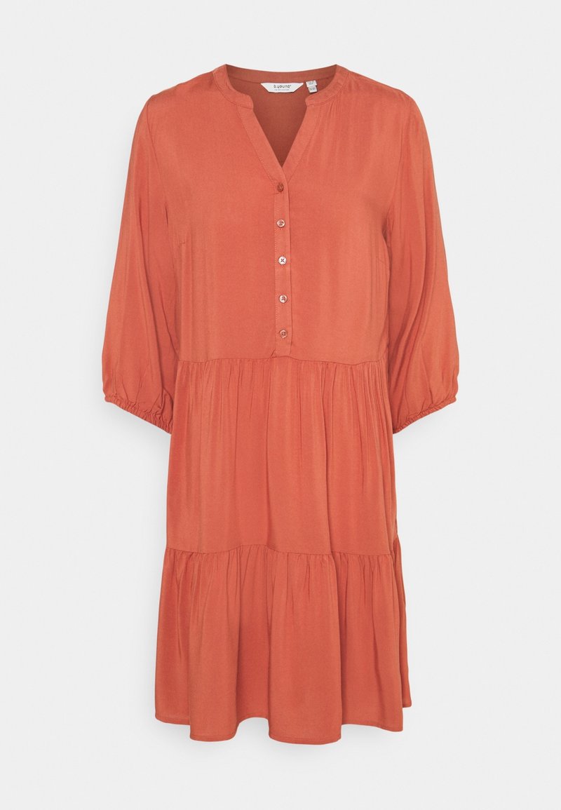 Robe ample en terracotta à manches longues avec jupe à volants, encolure en V et patte de boutonnage à quatre boutons.