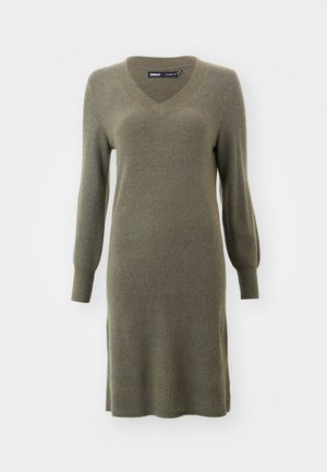 Olivgrün gestricktes Kleid mit V-Ausschnitt und langen Ärmeln, das einen figurbetonten Oberteil und einen lockeren Schnitt über den Hüften hat, mit gerippter Textur.