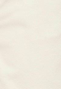 Tissu en toile de couleur blanc cassé, avec une texture subtile en tissage diagonal et de légers plis.