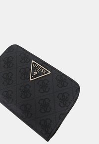 Portafoglio nero con texture, caratterizzato da un delicato motivo a logo, un accento metallico triangolare e zip per una chiusura sicura.